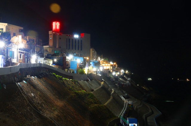 해안 절벽 위의 흰여울문화마을의 한적한 야경. 이재찬 기자