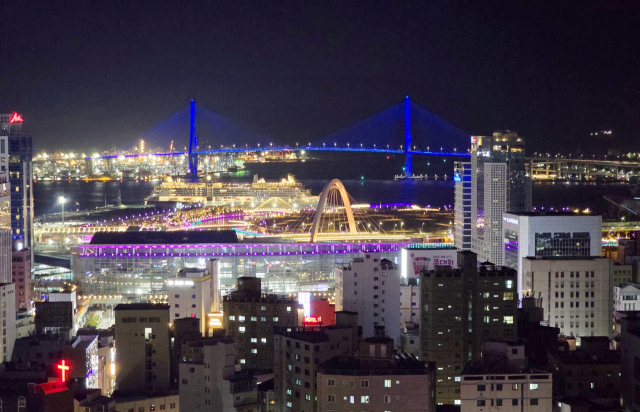 동구 ‘초량 168계단 하늘길’에서 바라본 부산항대교. 이재찬 기자