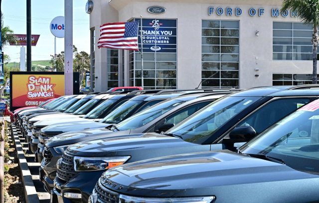 1일(현지 시간) 미국 캘리포니아주 포드 판매점에 차량이 줄지어 주차되어 있다. 3일부터 미국이 수입하는 해외산 자동차에 25% 추가 관세가 부과되기 시작했다. AFP연합뉴스
