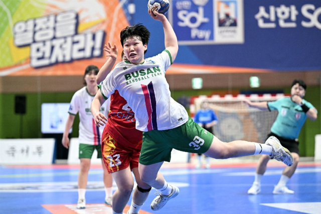 부산시설공단 이혜원이 지난달 30일 인천시청전에서 슈팅을 하고 있다. 한국핸드볼연맹 제공