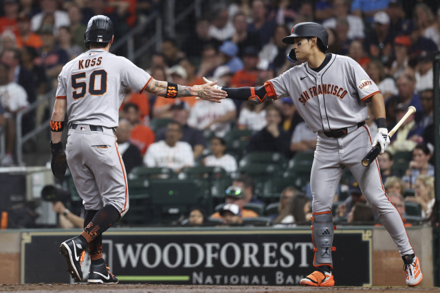 이정후(오른쪽)가 2일 열린 미프로야구 메이저리그 휴스턴전에서 득점에 성공한 동료 크리스천 코스를 축하하고 있다. 이메인이미지연합뉴스