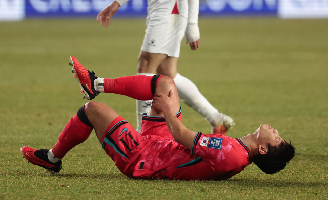 지난달 25일 수원월드컵경기장에서 열린 2026 북중미 월드컵 아시아 3차 예선 B조 8차전 대한민국과 요르단의 경기. 상대 파울로 넘어진 황희찬이 고통을 호소하고 있다. 연합뉴스