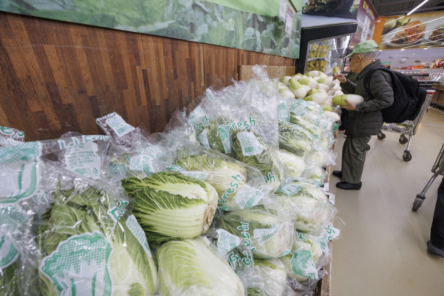 소비자물가가 석 달 연속 2%대 오름세를 나타냈다. 축산물(3.1%)과 수산물(4.9%) 오름폭이 컸으며, 특히 무(86.4%), 배추(49.7%), 양파(26.9%) 가격의 오름폭이 컸다. 마트를 찾은 시민들이 무와 배추를 고르고 있다. 연합뉴스