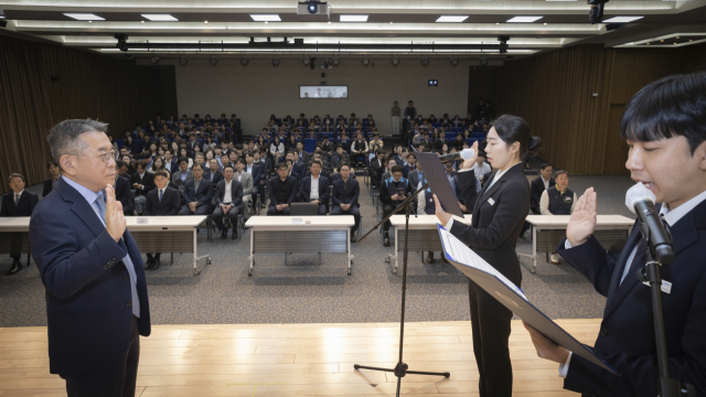 한국남부발전 김준동 사장(왼쪽)이 2일 본사 대강당에서 제24주년 회사 창립일을 맞아 ‘KOSPO 윤리·인권 올곧음’ 임직원 실천 선언을 하고 있다. 남부발전 제공