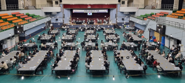 거제시체육관에 마련된 개표장. 개표 사무원들이 투표함 도착을 기다리고 있다. 김민진 기자