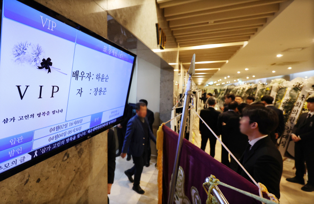 2일 오전 부산 해운대구 해운대백병원 장례식장에 마련된 고 장제원 전 국회의원의 빈소에 조문객들이 드나들고 있다. 연합뉴스