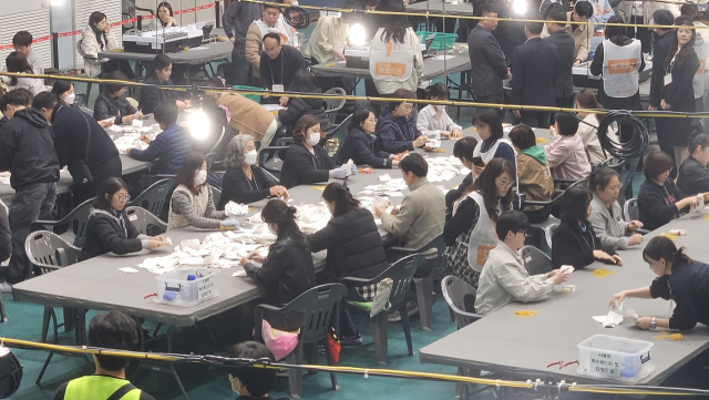 4·2 재보궐선거 거제시장 재선거 개표장이 마련된 거제시체육관에서 개표 작업이 한창이다. 김민진 기자