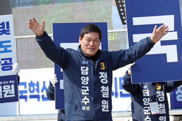 전남 담양군수 재선거 선거운동 첫날인 20일 담양군 창평시장에서 조국혁신당 정철원 후보가 유세를 펼치고 있다. 연합뉴스