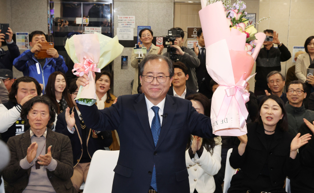 부산교육감 재선거가 실시된 2일 오후 김석준 당선자가 부산진구 선거사무실에서 꽃다발을 받은 뒤 기뻐하고 있다. 정종회 기자 jjh@