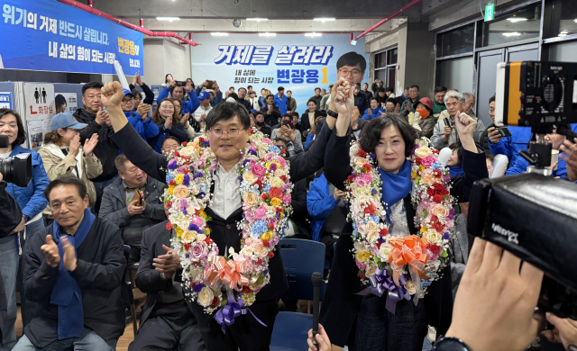 거제시장 재선거 더불어민주당 변광용 후보 내외가 당선이 확실시 되자 만세를 외치고 있다. 캠프 제공