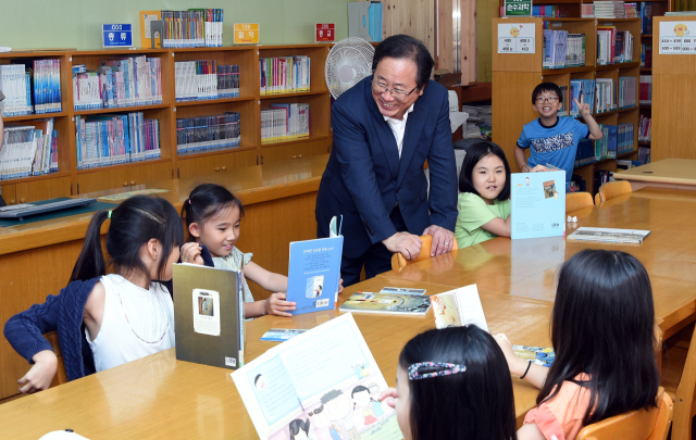 김석준 부산시교육감 당선인이 2017년 교육감 재임 때 부산의 한 병설유치원을 찾아 ‘유아 임시 돌봄’ 지원 준비와 교육과정 운영, 현안 사항 등을 점검했다. 부산일보DB
