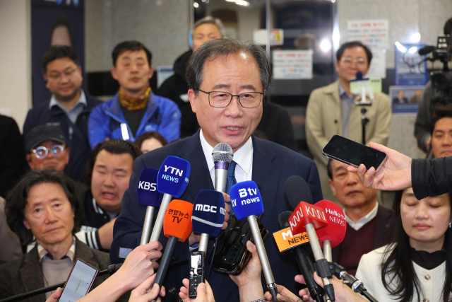 김석준 부산시교육감 후보가 2일 오후 부산 부산진구 선거사무소에서 당선이 유력하자 언론 인터뷰를 갖고 있다. 연합뉴스
