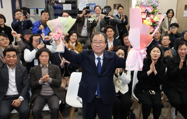 김석준 부산시교육감 당선인이 2일 오후 부산 부산진구 선거사무소에서 지지자들과 함께 기쁨을 나누고 있다. 정종회 기자 jjh@