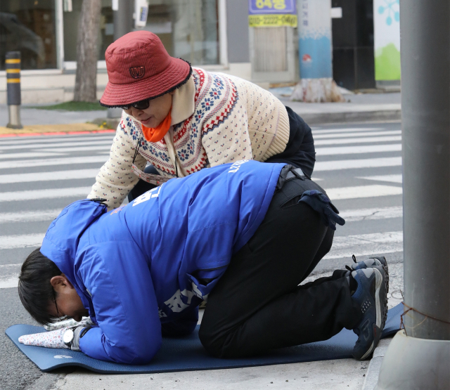 선거 운동 막바지 큰 절을 올리며 지지를 호소한 변광용 당선인. 캠프 제공
