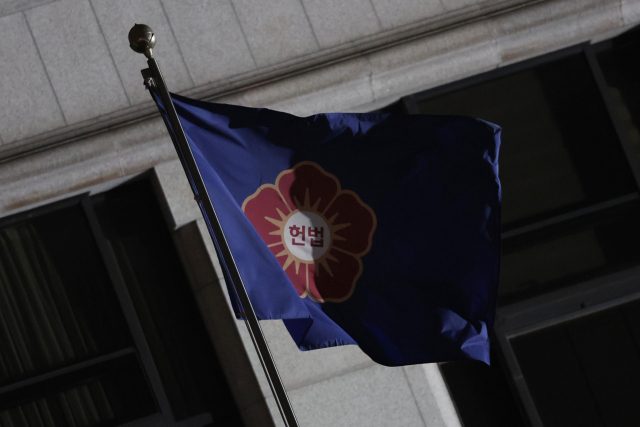 윤석열 대통령 탄핵 심판 선고일을 이틀 앞둔 2일 서울 종로구 헌법재판소에 휘날리는 깃발. 연합뉴스