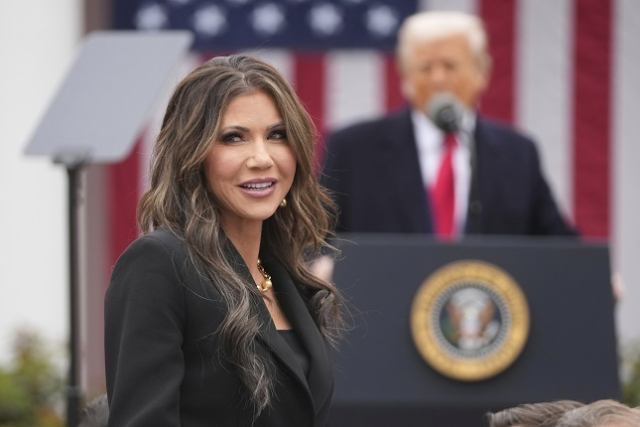 4월 2일 백악관 로즈 가든에서 열린 관세 발표 행사에서 트럼프 대통령이 연설하고 있다. 앞쪽은 크리스티 노엠 국토안보부 장관이 참석자들을 살펴보는 모습. 연합뉴스