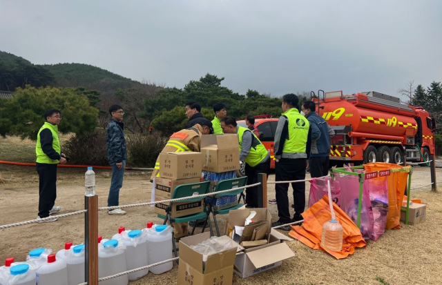 한국남부발전 안동빛드림본부 직원들이 지난달 26일 안동시 산불피해지역을 방문해 생수와 음료수, 생활용품 등 구호물품 전달봉사를 하고 있다. 남부발전 제공