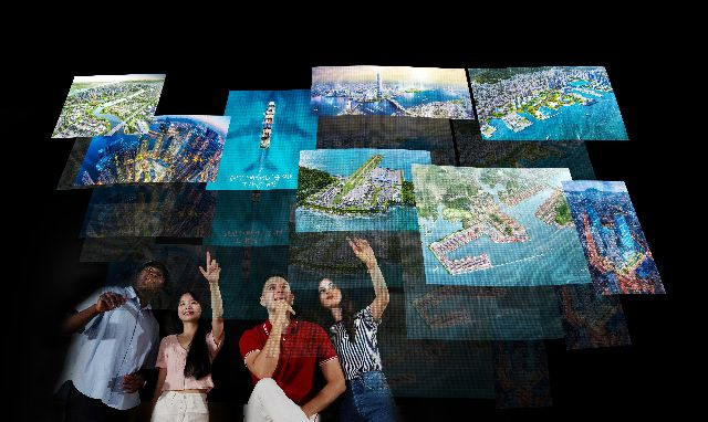 지난해 9월 외국인 유학생들이 부산의 미래 비전을 3차원 입체영상으로 살펴보고 있다. 부산일보DB