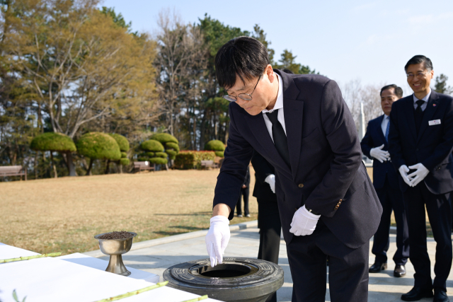 4·2 재보궐 선거를 통해 3년 만에 거제시정에 복귀한 변광용 시장이 임기 첫 공식 일정으로 충혼탑을 참배했다. 거제시 제공
