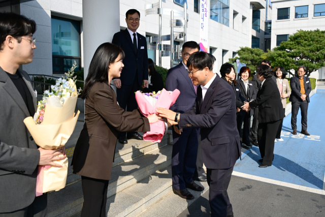 4·2 재보궐 선거를 통해 3년 만에 거제시정에 복귀한 변광용 시장을 직원들이 반기고 있다. 거제시 제공