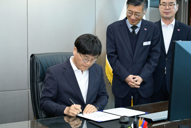 4·2 재보궐 선거를 통해 3년 만에 거제시정에 복귀한 변광용 시장이 취임선서문에 서명하고 있다. 거제시 제공