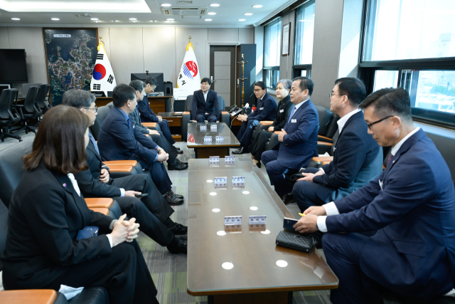 변광용 거제시장이 정석원 부시장 부시장, 국소장과 참담회를 진행하고 있다. 거제시 제공