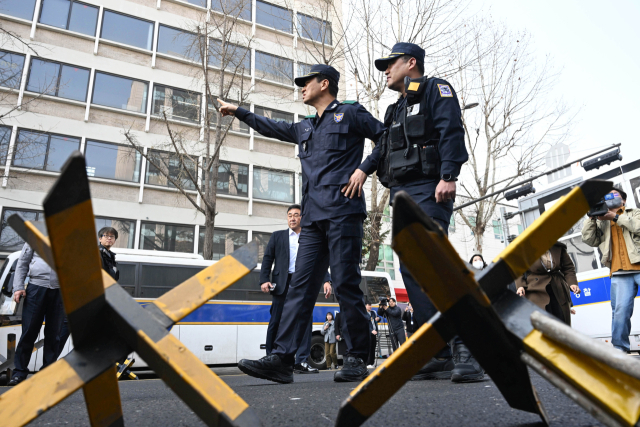 윤석열 대통령 탄핵심판 선고를 하루 앞둔 3일 박현수 서울경찰청장 직무대리가 서울 종로구 헌법재판소 주변 경비 대책 현장점검을 하고 있다. 연합뉴스