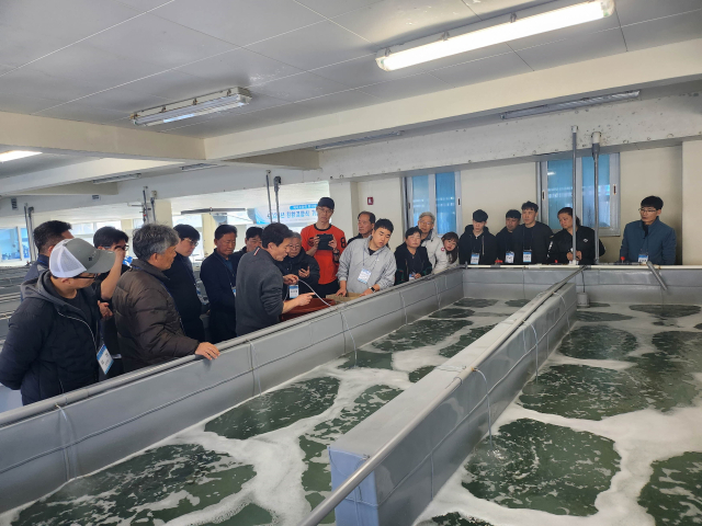 ‘친환경 기술이전 기본과정 교육’ 양식장 현장체험. 어촌어항공단 제공