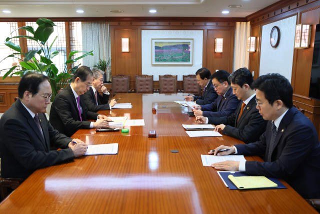 한덕수 대통령 권한대행 국무총리가 3일 서울 종로구 정부서울청사 집무실에서 상호관세 대응 긴급 경제안보전략TF회의를 주재하고 있다. 연합뉴스