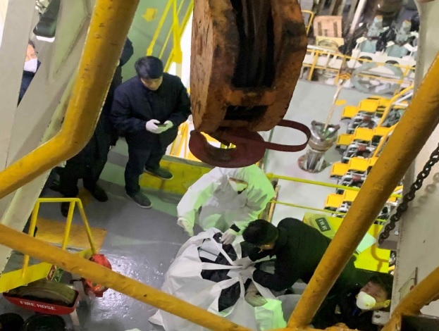 관세청 해경 합동조사팀이 선박안 밀실에서 마약 추정 박스를 살펴보고 있다. 관세청 제공