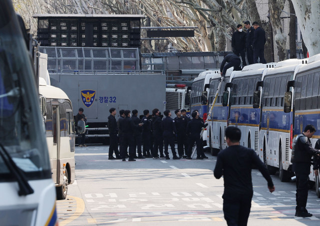 윤석열 대통령 탄핵심판 선고를 하루 앞둔 3일 서울 종로구 헌법재판소 앞 안국역사거리 일대에 경찰 기동대가 진압복을 입고 훈련을 하고 있다. 연합뉴스
