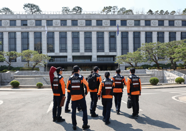 윤석열 대통령 탄핵심판 선고를 하루 앞둔 3일 서울 종로구 헌법재판소로 소방관들이 들어가고 있다. 연합뉴스