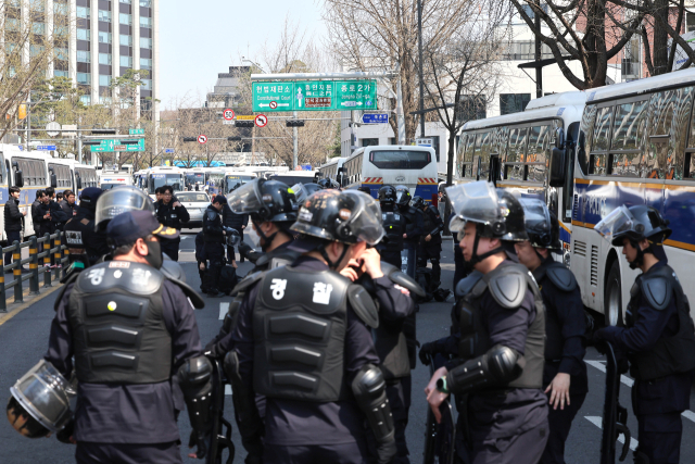 윤석열 대통령 탄핵심판 선고를 하루 앞둔 3일 서울 종로구 헌법재판소 앞 안국역사거리 일대에 경찰 기동대가 진압복을 착용하고 있다. 연합뉴스