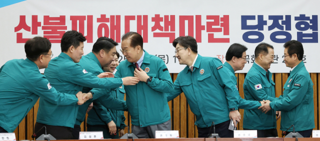 국민의힘 권영세 비상대책위원장과 권성동 원내대표, 이철우 경북도지사 등 참석자들이 3일 서울 여의도 국회에서 열린 산불피해대책마련 당정협의회에서 인사하고 있다. 연합뉴스