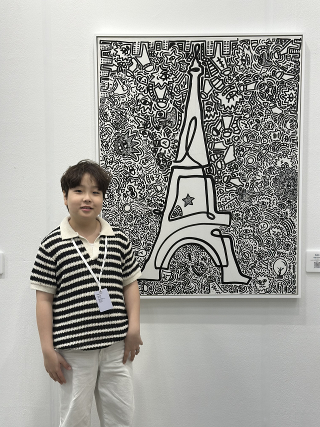 2025 BAMA 특별전 중 하나로 열리는 '로빈'의 주인공 석로빈 군이 파리 올림픽 기간 TV를 보면서 떠오른 영감으로 완성했다는 작품 앞에서 포즈를 취했다. 김은영 기자