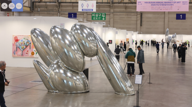2025 BAMA 제14회 부산국제화랑아트페어 입구에서 만날 수 있는 강재원 작가 작품. 이재찬 기자 chan@