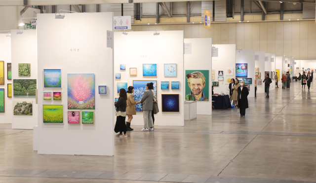 3일 오후 부산 해운대구 벡스코 제1전시장에서 열린 ‘2025 BAMA 제14회 부산국제화랑아트페어’에서 관람객들이 다양한 미술 작품을 감상하고 있다. 6일까지 열리는 이번 행사에는 국내외 133개 갤러리가 참여해 4000여 점의 작품을 선보인다. 이재찬 기자 chan@