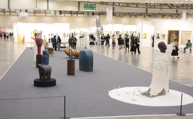 2025 BAMA 제14회 부산국제화랑아트페어 '위트 아트’ 존. 강경원 작가의 '보이지 않는_흰 망토' 등 여러 작품이 전시되고 있다. 이재찬 기자 chan@