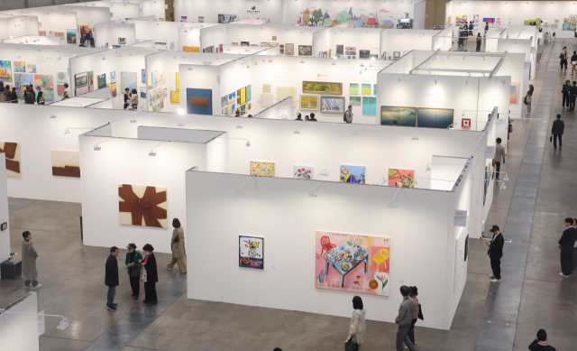 3일 오후 부산 해운대구 벡스코 제1전시장에서 열린 ‘2025 BAMA 제14회 부산국제화랑아트페어’에서 관람객들이 다양한 미술 작품을 감상하고 있다. 6일까지 열리는 이번 행사에는 국내외 133개 갤러리가 참여해 4000여 점의 작품을 선보인다. 이재찬 기자 chan@