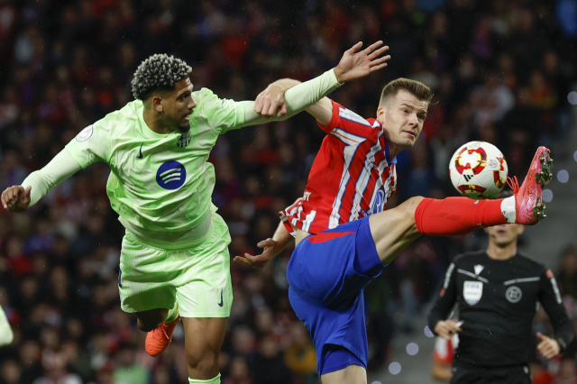 3일(한국 시간) 스페인 마드리드에서 열린 아틀레티코 마드리드와 FC 바르셀로나의 스페인 국왕컵 준결승 2차전에서 FC 바르셀로나의 로날드 아라우호(왼쪽)가 아틀레티코 마드리드의 알렉산더 소를로스와 볼을 다투고 있다. EPA연합뉴스