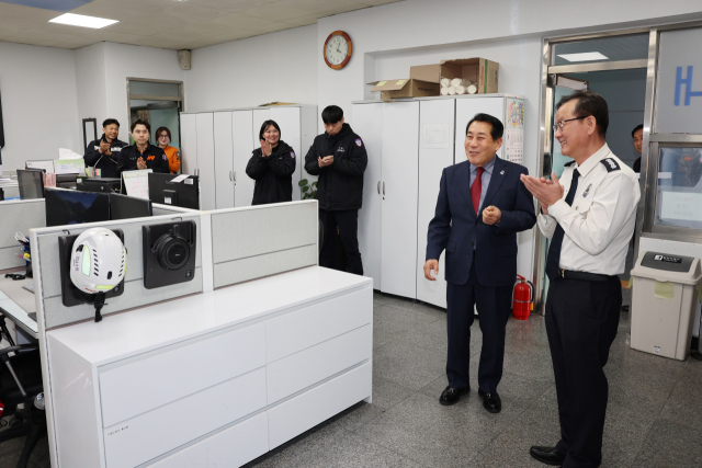 나동연 양산시장이 지난 3일 오후 양산소방서를 찾아 울주군 대운산 산불 피해를 최소한으로 막아낸 것에 대해 감사의 뜻을 전하고 있다. 양산시 제공