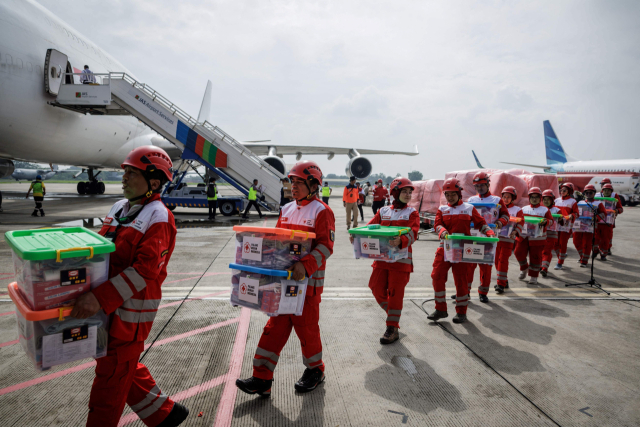 3일 인도네시아 자카르타 공군 기지에서 인도네시아 적십자사 대원들이 미얀마 강진 피해 지원을 위한 구호품 상자를 나르고 있다. AFP연합뉴스