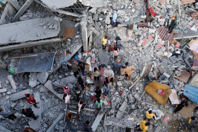 2일(현지 시간) 가자 지구 남부 칸 유니스에서 이스라엘의 공습으로 파괴된 집을 팔레스타인 주민들이 확인하고 있다. 이스라엘은 가자 지구에 대한 공습을 재개한 데 이어 이날 지상군 투입도 시작했다. 로이터연합뉴스