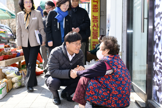 재선에 성공한 변광용 시장이 임기 첫 날 옥포시장을 찾아 상인들을 격려했다. 거제시 제공