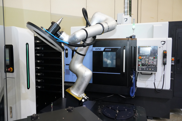 DN솔루션즈는 5일까지 열리는 딤프 2025에서 자동화 장비. DN솔루션즈 제공