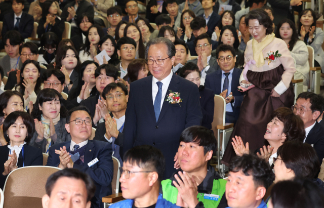 김석준 부산시교육감이 3일 오전 부산시교육청 대강당에서 열린 취임식에서 교육청 직원들의 박수를 받으며 입장하고 있다. 정종회 기자 jjh@