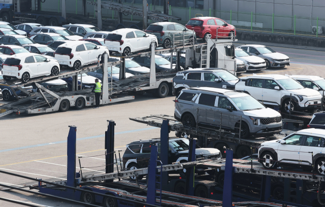 도널드 트럼프 미국 대통령이 지난달 26일 발표한 자동차에 대한 25% 관세가 정식 발효된 3일 경기도 평택항에 수출용 자동차가 세워져 있다. 연합뉴스