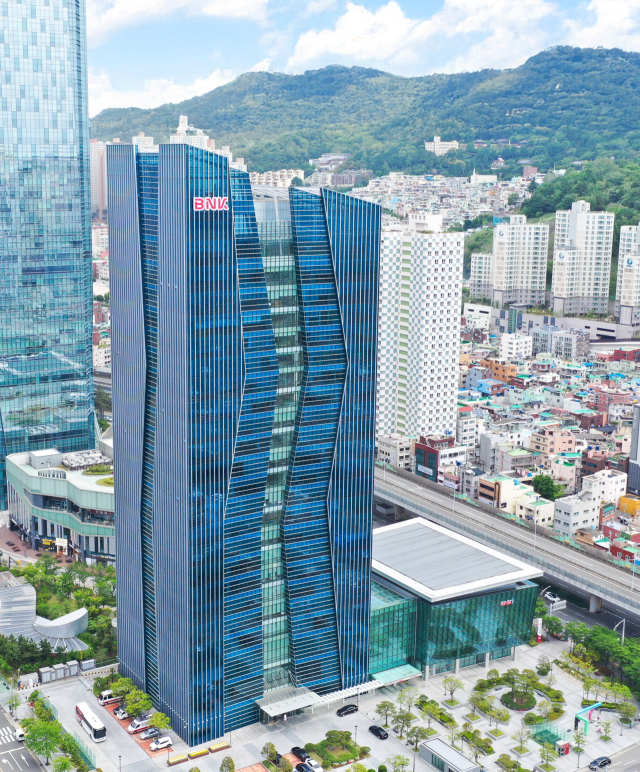 부산 반얀트리 화재로 인한 삼정기업 기업회생 신청에 금양 상장폐지 위기가 더해지며 BNK금융그룹 주가가 고전하고 있다. BNK금융그룹 본사 전경. BNK 제공