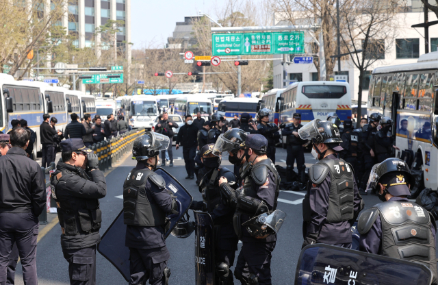 윤석열 대통령 탄핵심판 선고를 하루 앞둔 3일 서울 종로구 헌법재판소 앞 안국역사거리에서 경찰들이 진압복을 착용하고 경계를 강화하고 있다. 연합뉴스