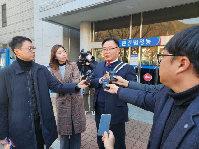 홍남표 창원시장이 지난해 12월 18일 항소심에서 징역 6개월에 집행유예 1년을 선고 받고 취재진에 입장을 밝히고 있다. 부산일보DB